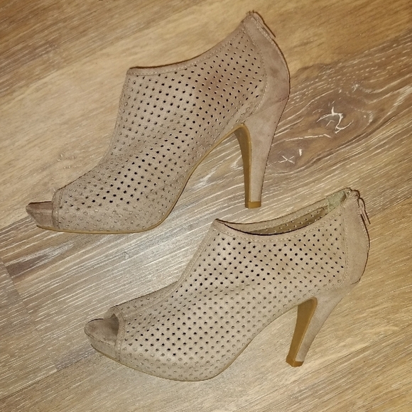 Madden Girl Tan Chunky Heel Peep-Toe Booties - Picture 3 of 6